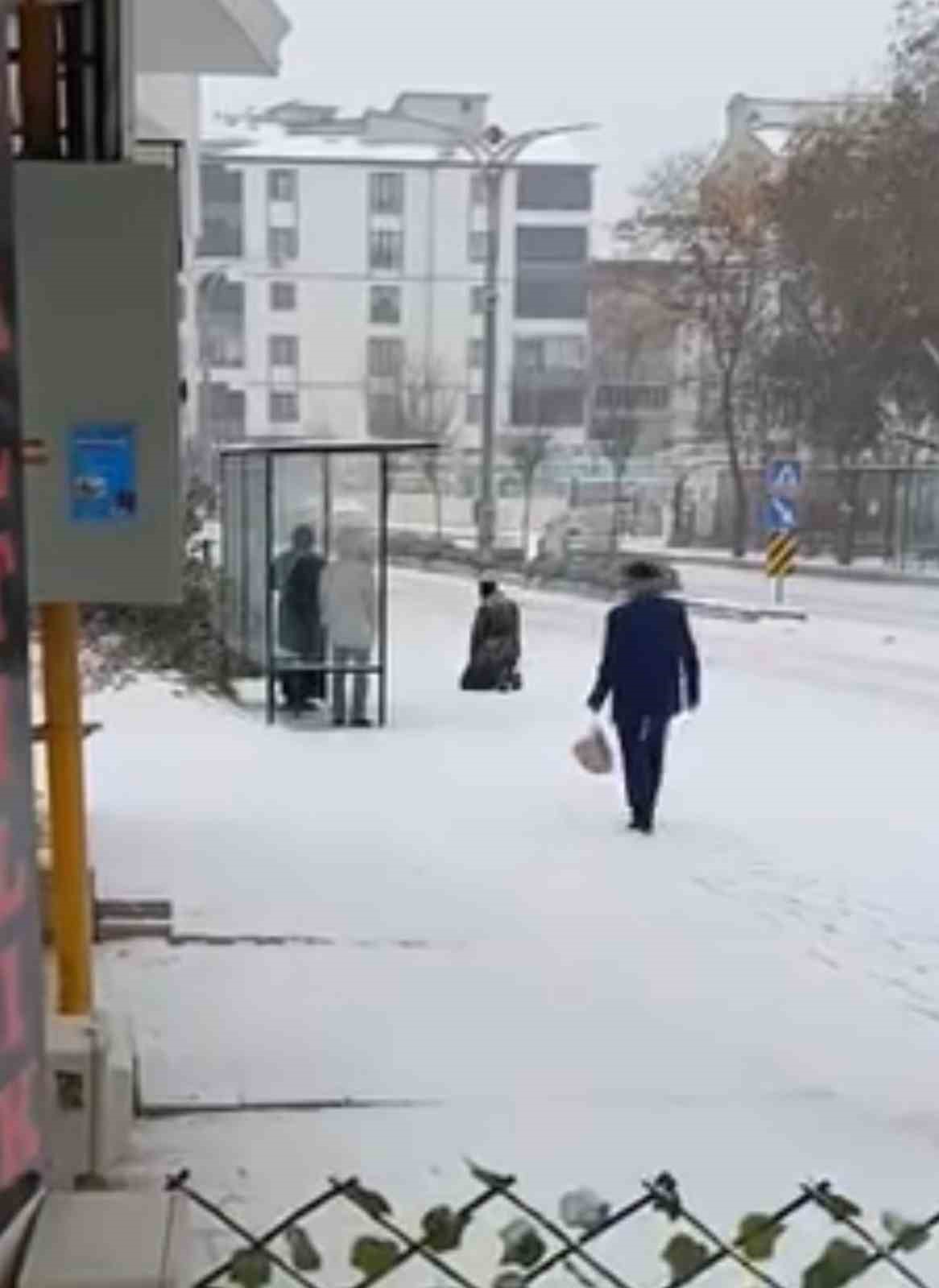 Kar yağışını g&ouml;r&uuml;nce cadde ortasında secde etti
