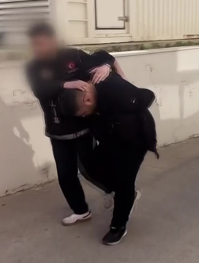 Adana&rsquo;da evlerinden uyuşturucu ve silahlar &ccedil;ıkan 2 kadın tutuklandı
