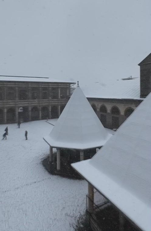 Diyarbakır&rsquo;ın tarihi mekanları beyaz &ouml;rt&uuml; ile kaplandı
