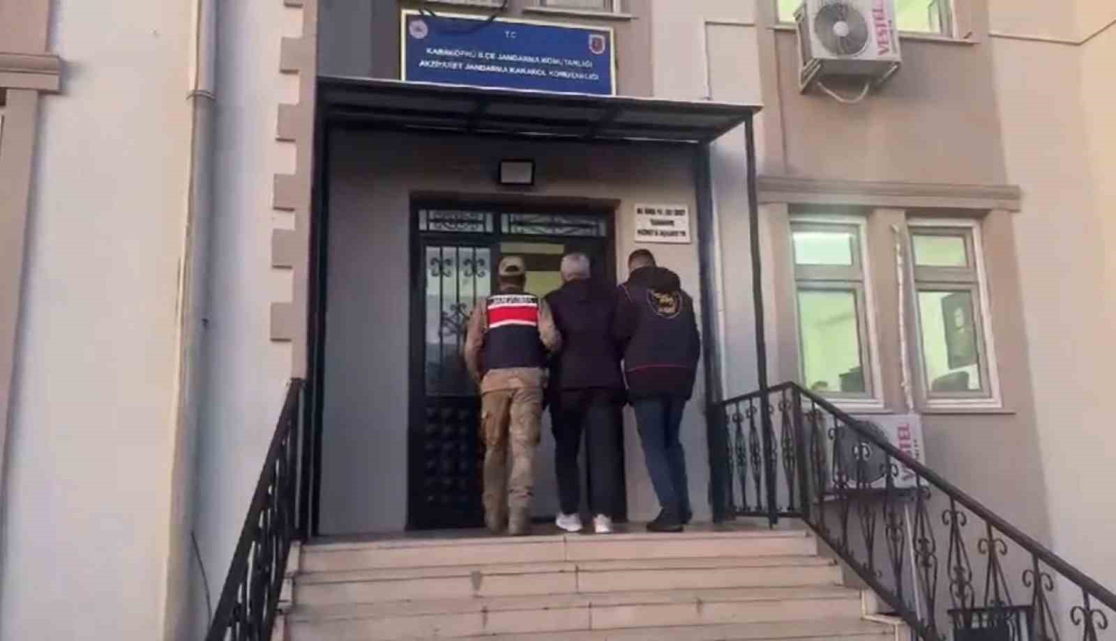 Hırsız, otomobilin camındaki yazı sayesinde yakalandı