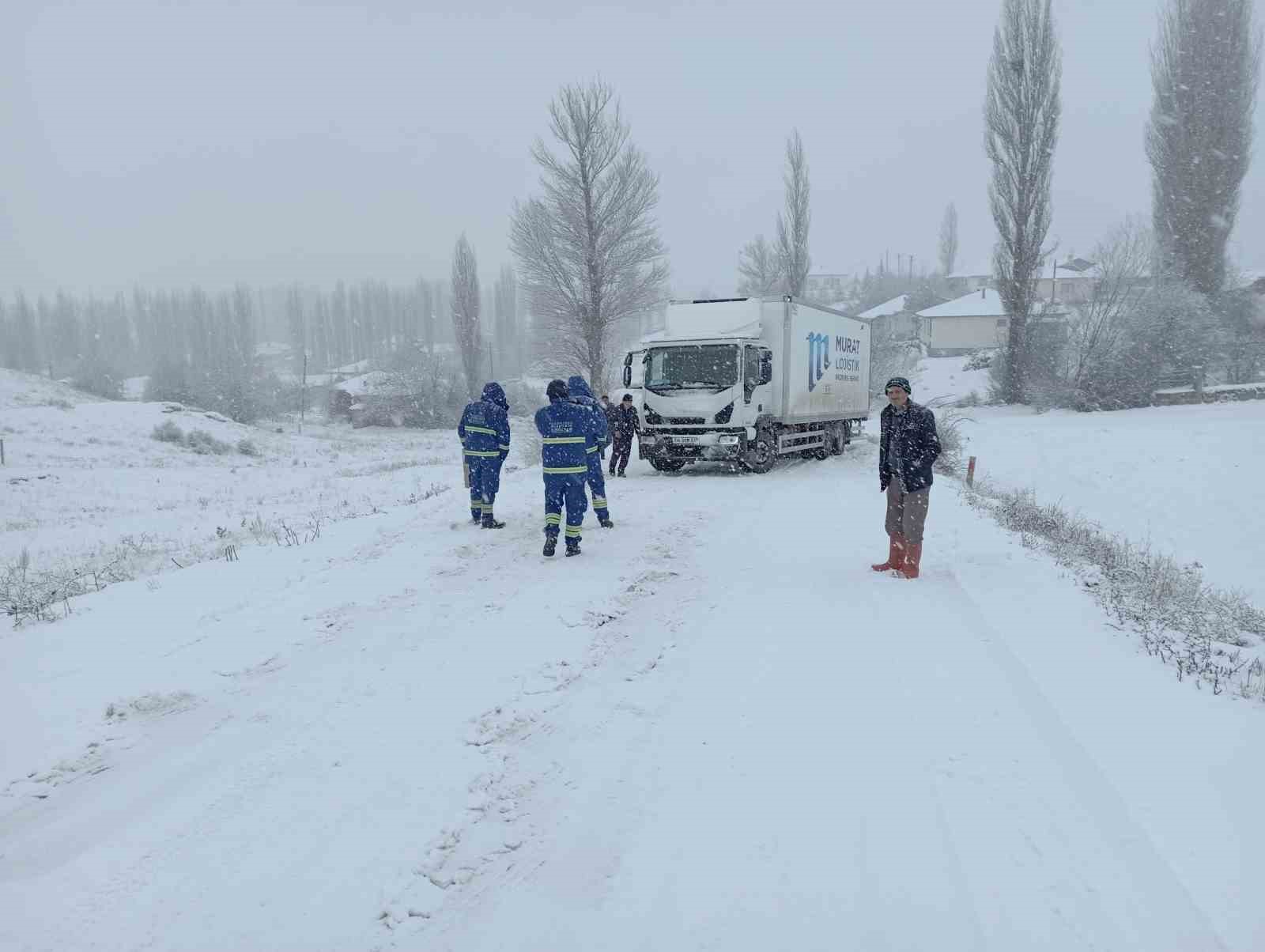 Tokat’ta kar yağışı ulaşımı olumsuz etkiledi