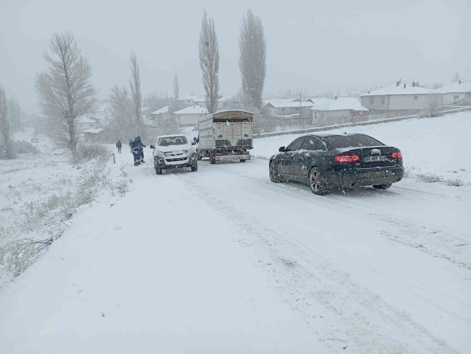 Tokat&rsquo;ta kar yağışı ulaşımı olumsuz etkiledi
