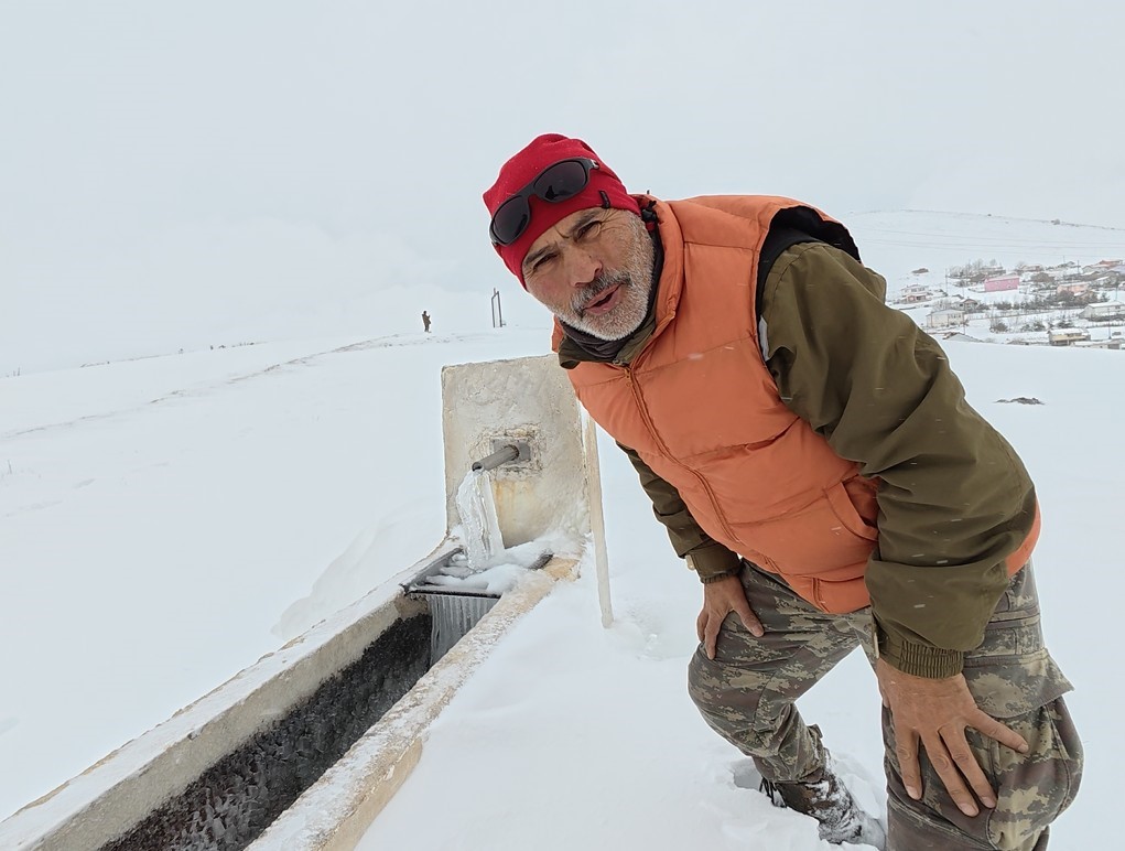 Tokat’ta eksi 10 derece çeşmeyi dondurdu