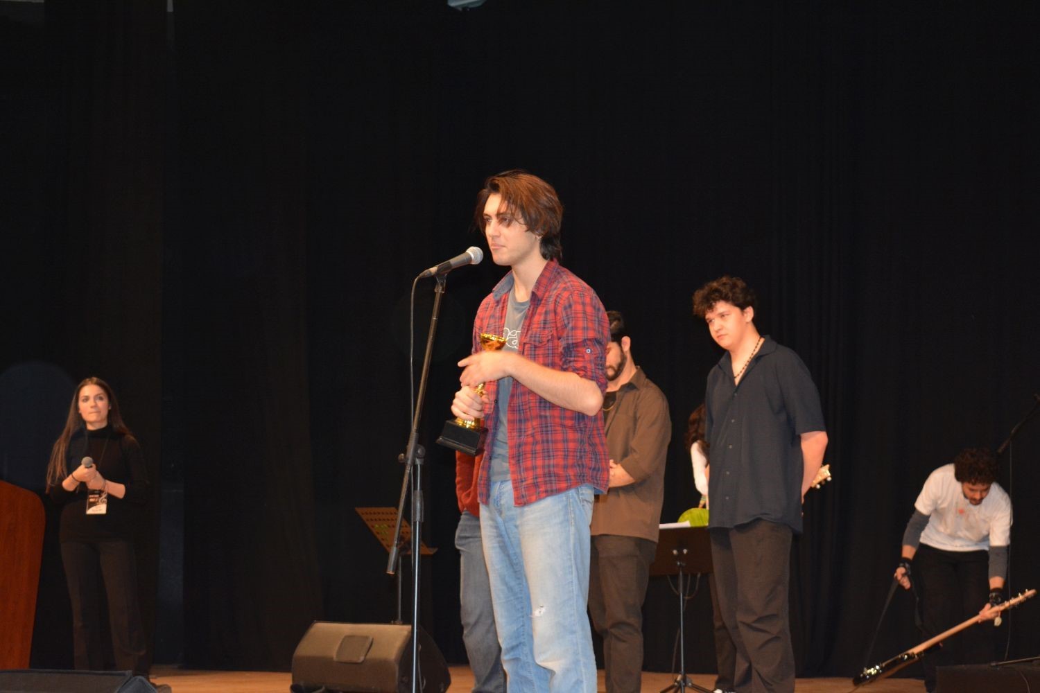 &rsquo;Ege&rsquo;nin Sesi&rsquo; yarışmasının kazananı Arben &Ouml;zge&ccedil;er oldu
