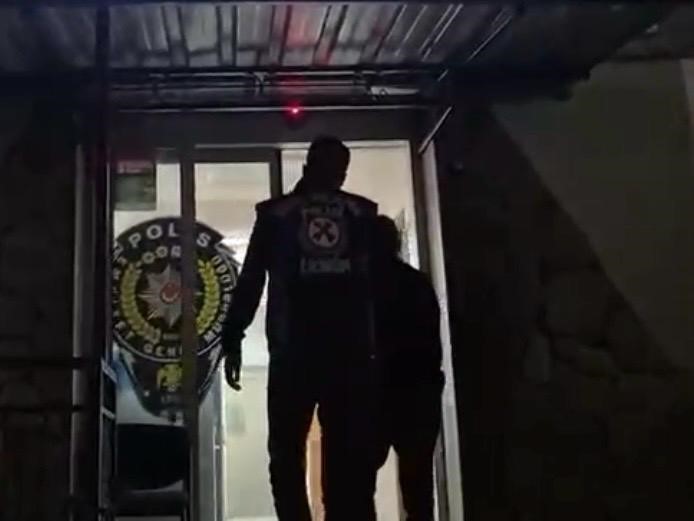 İzmir’de orta refüjü kullanan sürücüye ceza yağdı