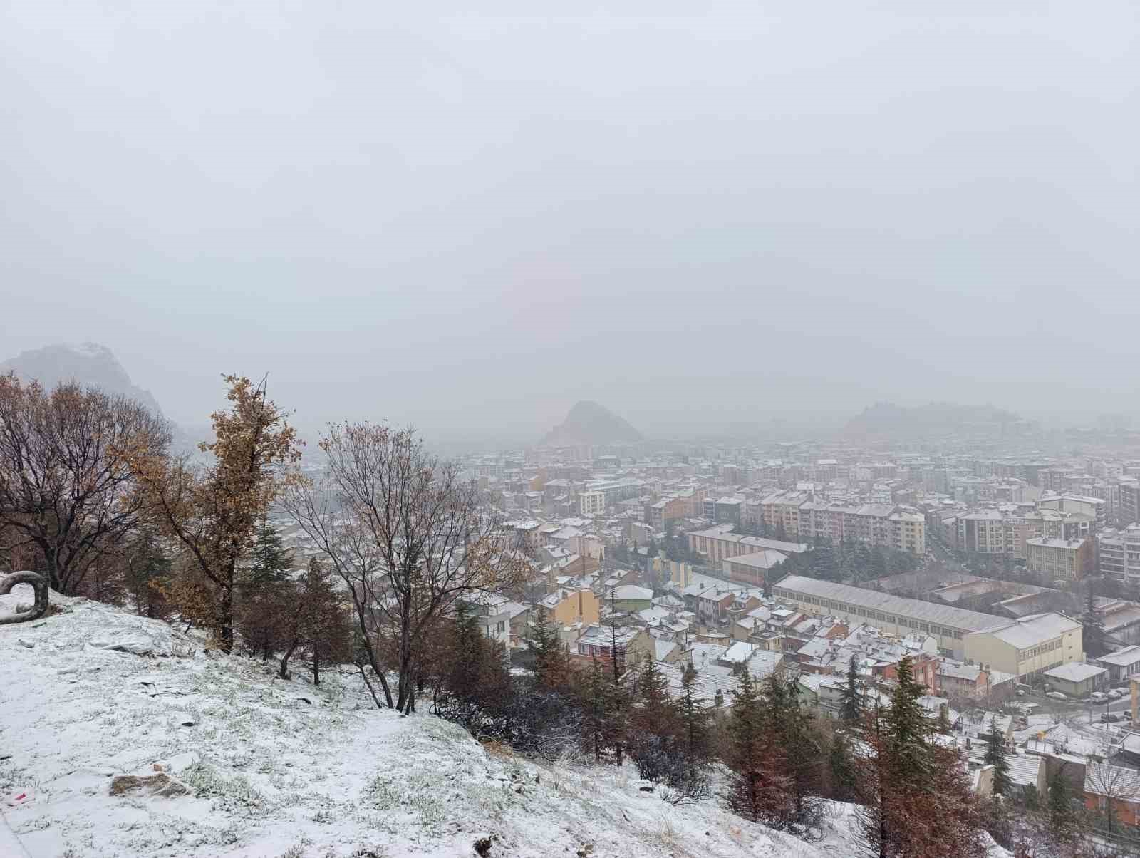 Afyonkarahisar’da kar yağışı etkili oldu