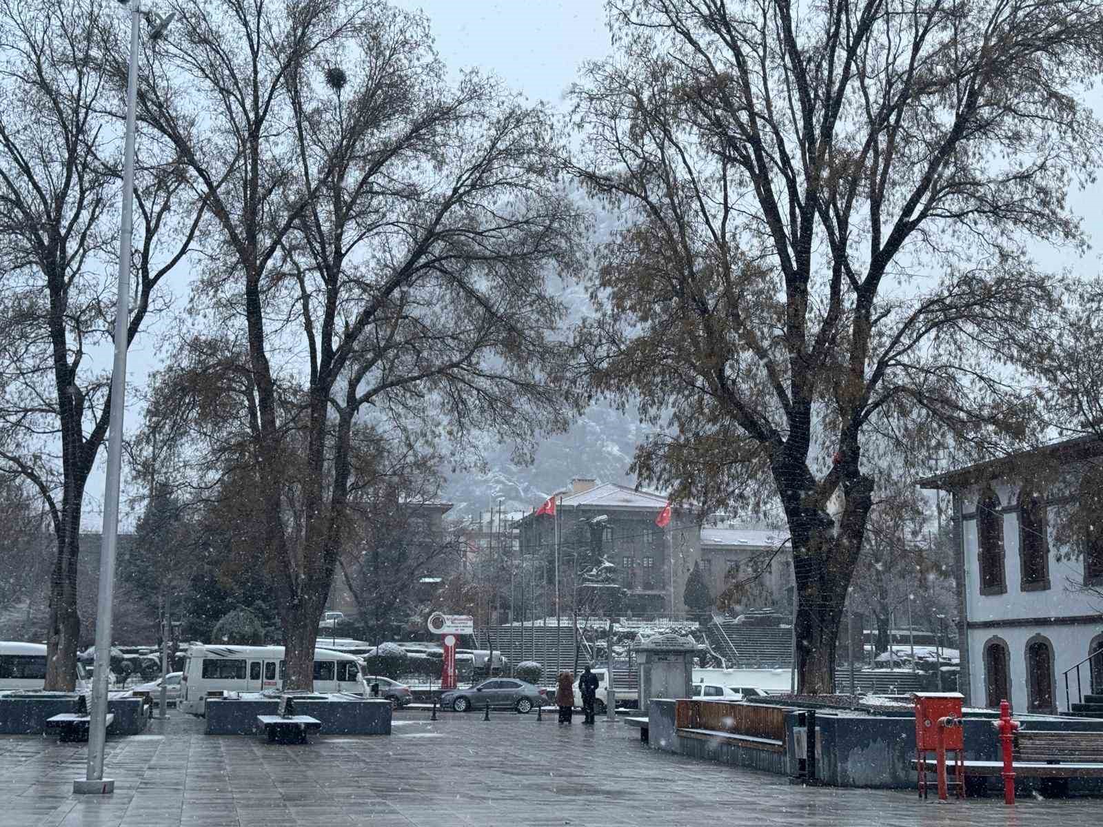 Afyonkarahisar&rsquo;da kar yağışı etkili oldu
