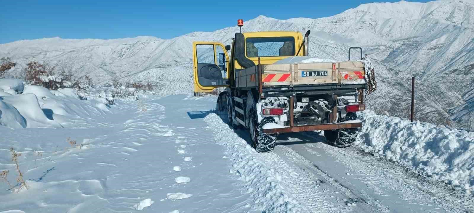 Siirt&rsquo;te kardan kapanan 278 k&ouml;y yolu ulaşıma a&ccedil;ıldı
