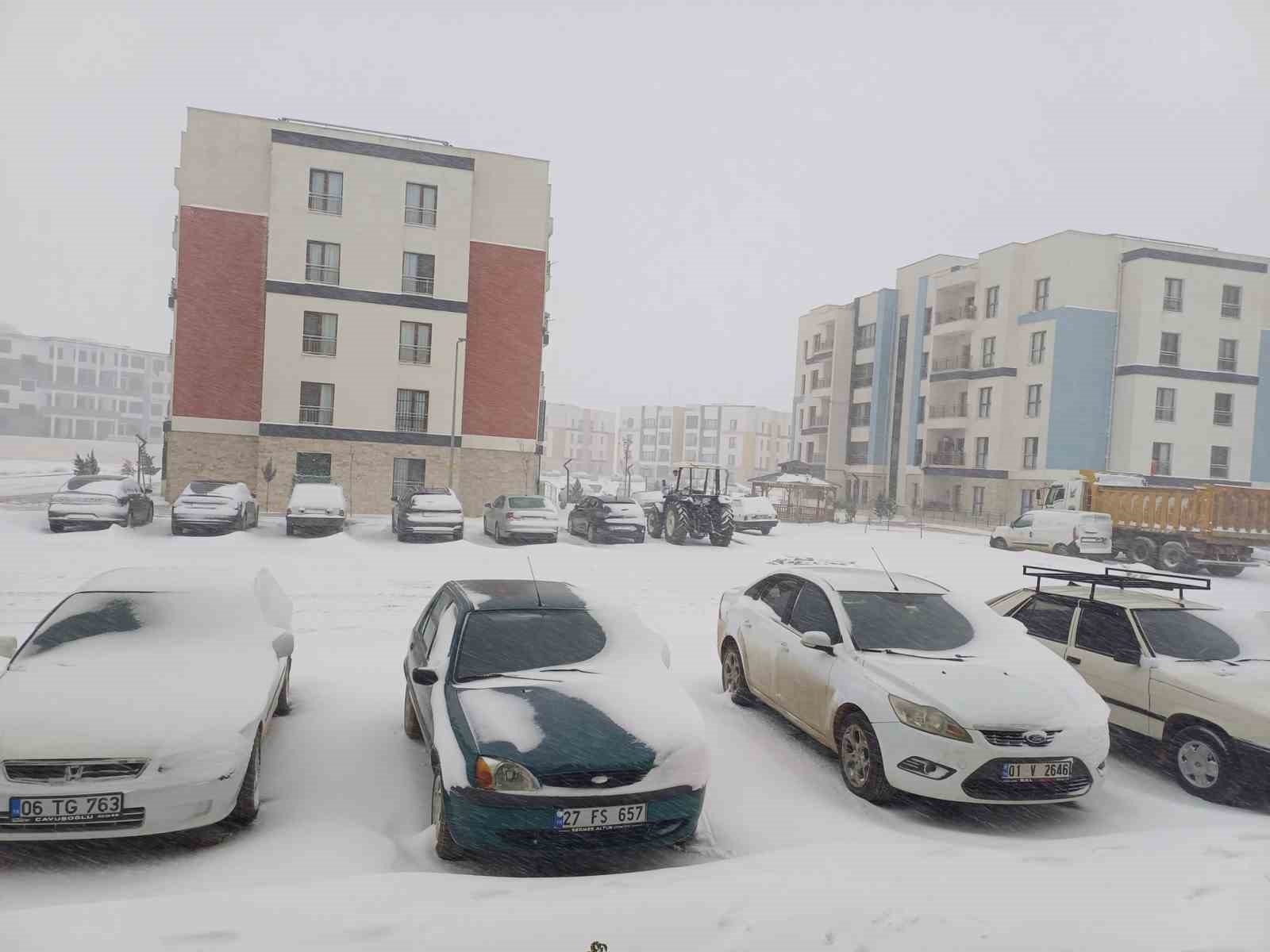 Araban Ovası&rsquo;na kar yağışı çiftçilerin yüzlerini güldürdü