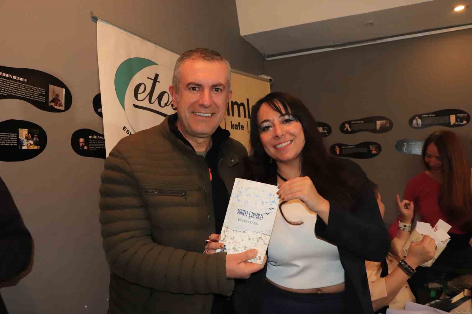 Duyguların ortak rengi: İki akademisyen yazardan şiirin "Bam teli" &uuml;zerine
