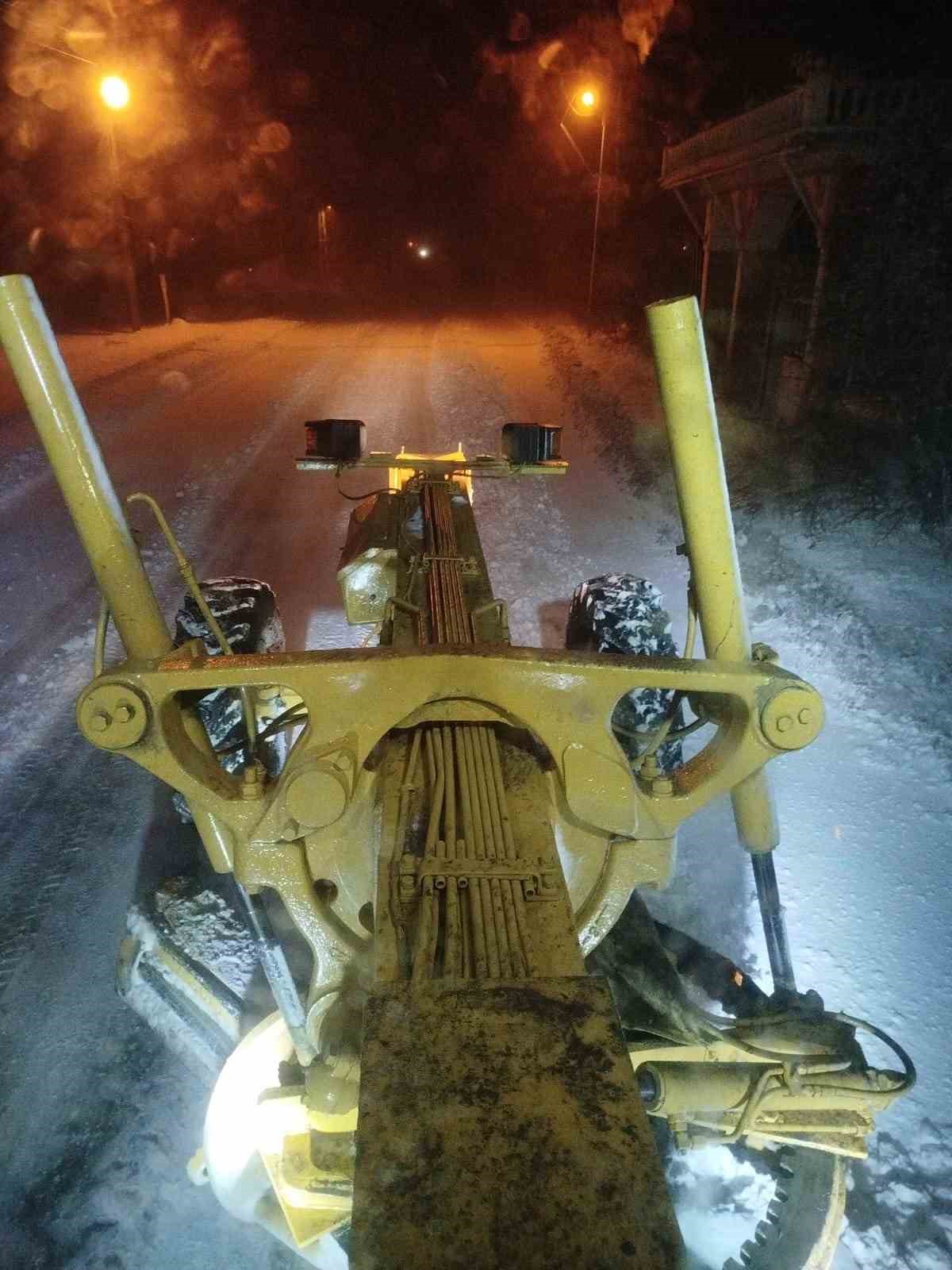 B&uuml;y&uuml;kşehirden karla m&uuml;cadele: 61 mahalle yolu ulaşıma a&ccedil;ıldı
