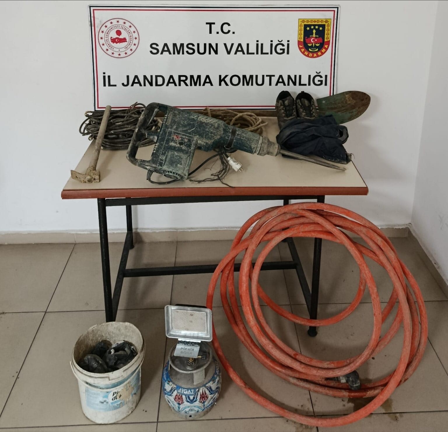 Kaçak kazı yapan 3 kişi jandarmaya suçüstü yakalandı