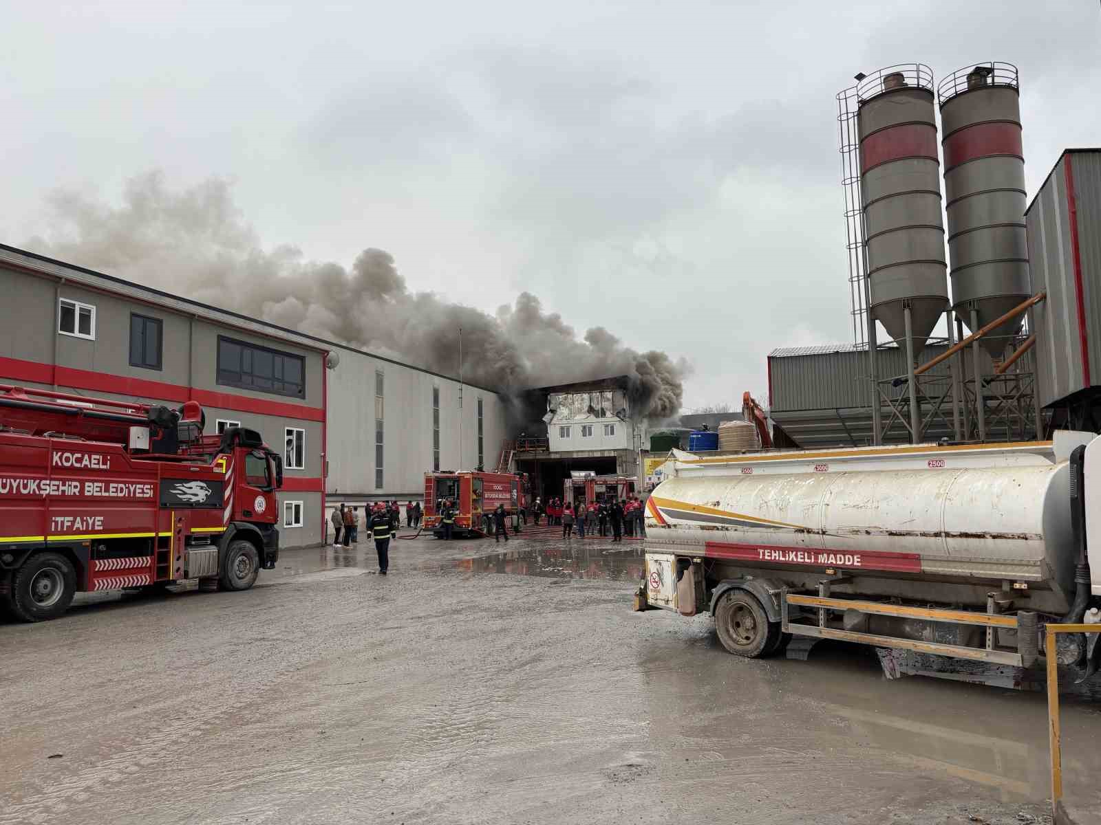 Beton fabrikasında yangın: 2 işçi dumandan etkilendi
