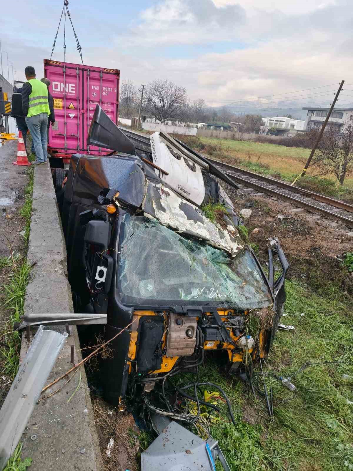 Gen&ccedil; s&uuml;r&uuml;c&uuml;n&uuml;n hayatını kaybettiği feci kazanın ardından tren yolu a&ccedil;ıldı
