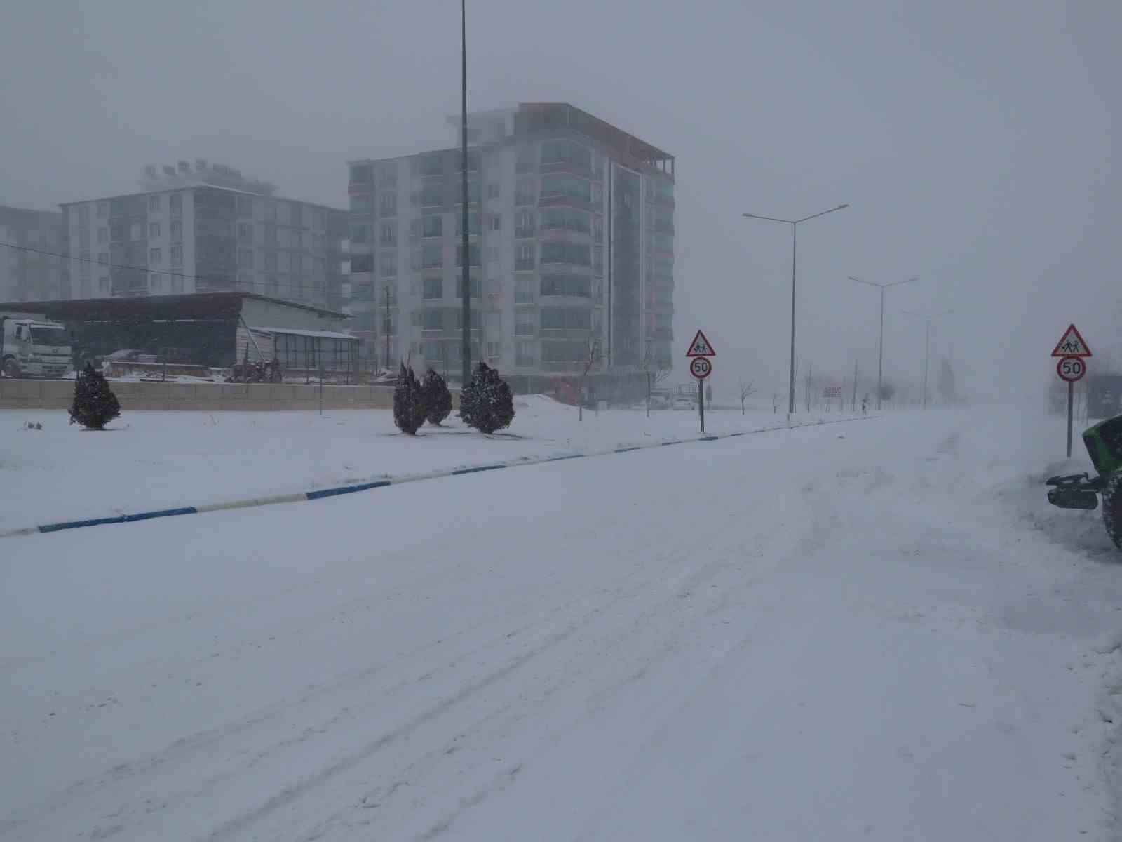 Besni&rsquo;de yoğun kar yağışı hayatı olumsuz etkiledi

