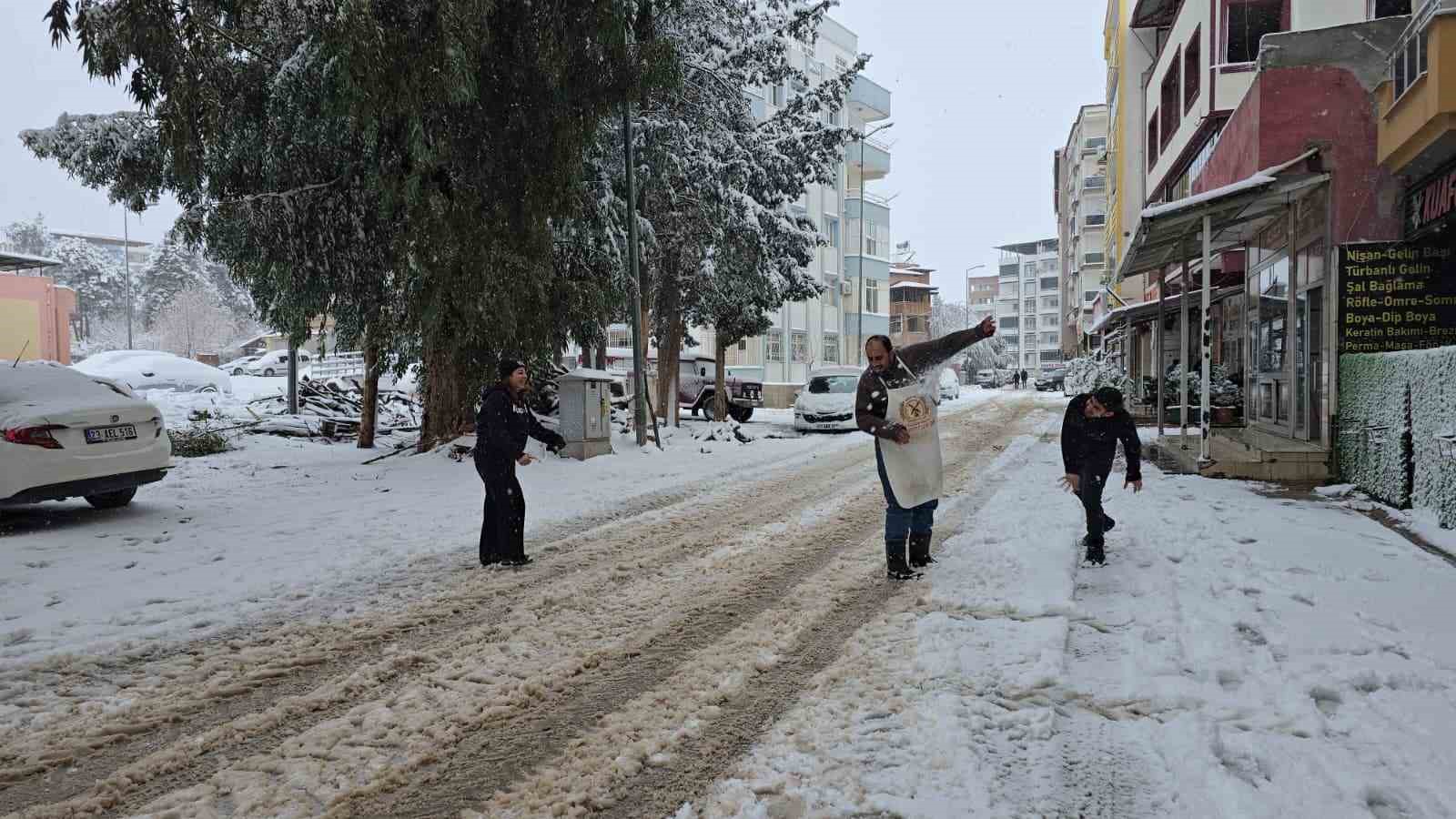İslahiye’de kar etkili oluyor