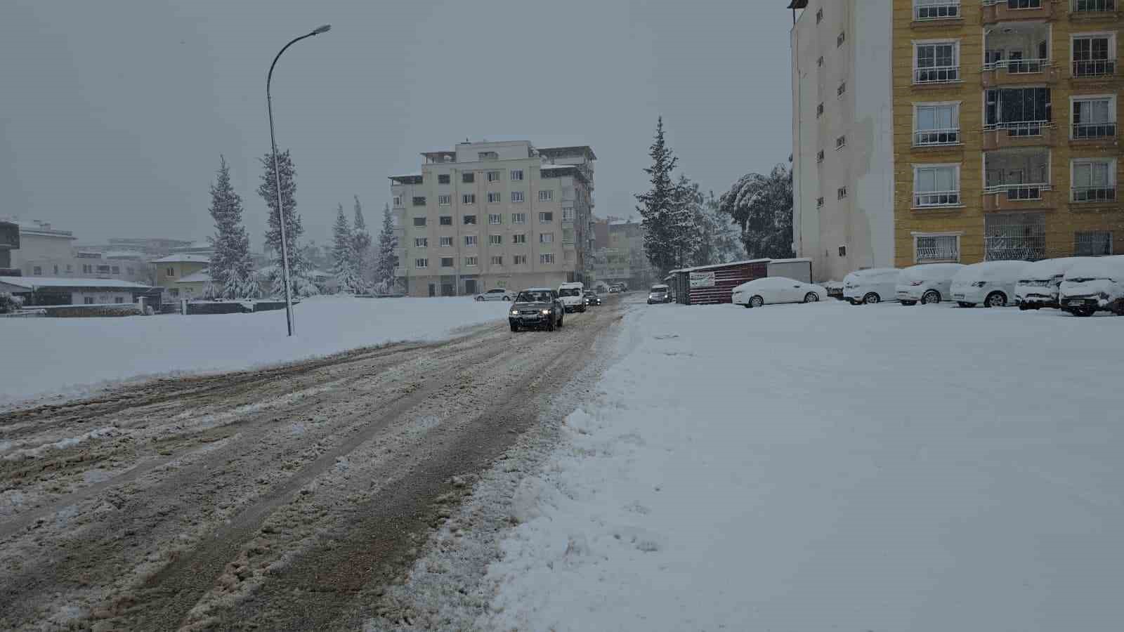 İslahiye&rsquo;de kar etkili oluyor
