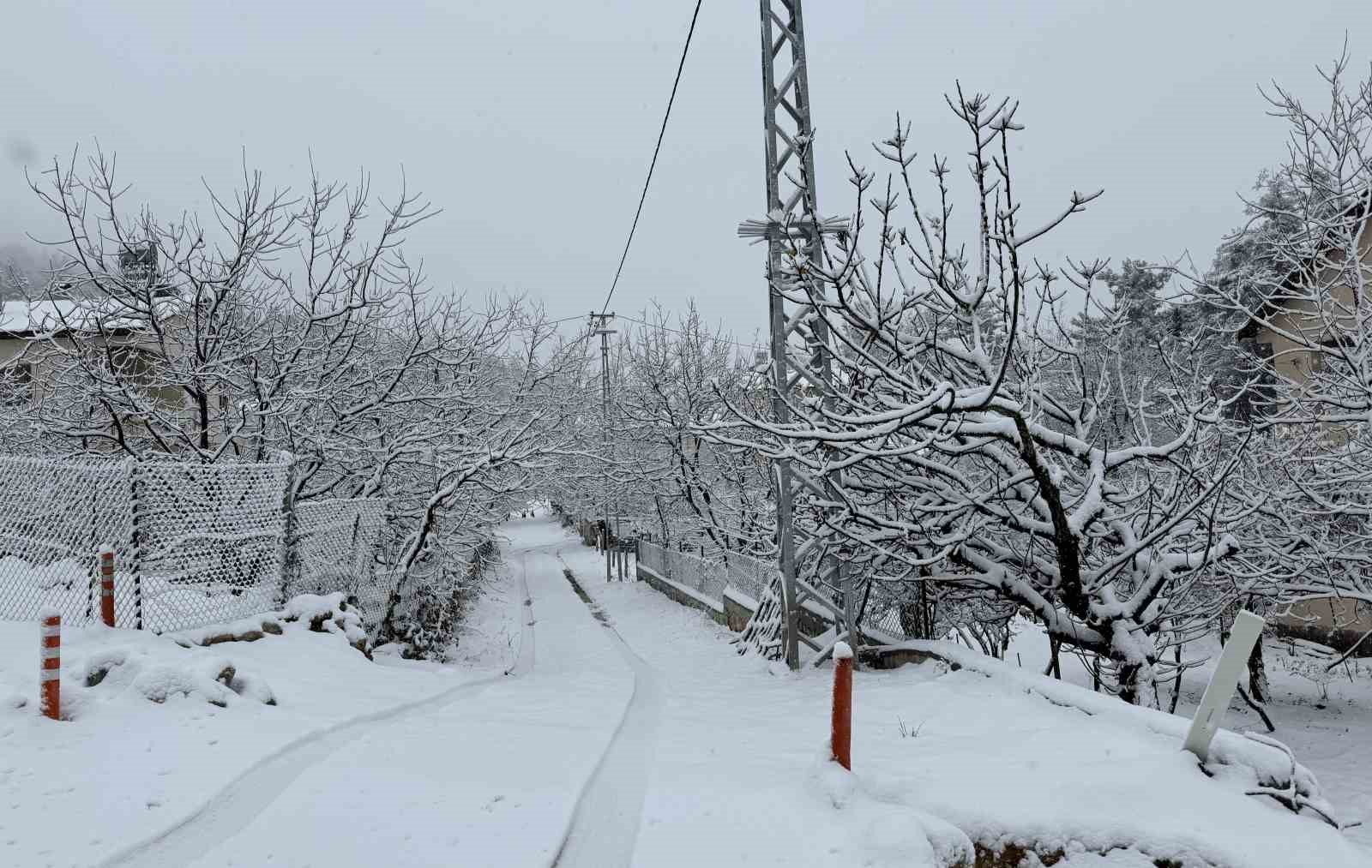 Yaz şehri Mersin’de kar birçok mahalleyi beyaza bürüdü