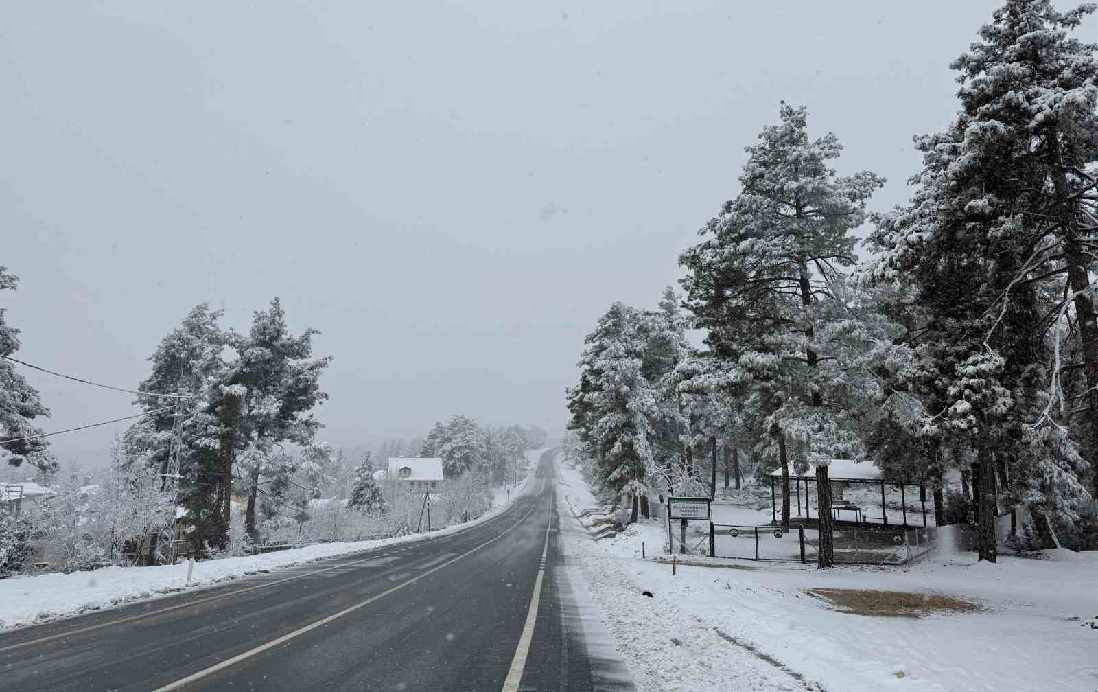 Yaz şehri Mersin&rsquo;de kar bir&ccedil;ok mahalleyi beyaza b&uuml;r&uuml;d&uuml;
