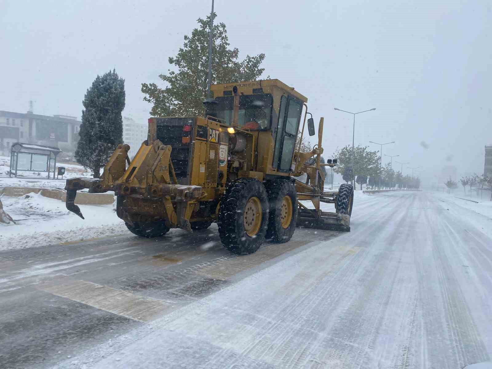 Şanlıurfa’da karla mücadele sürüyor