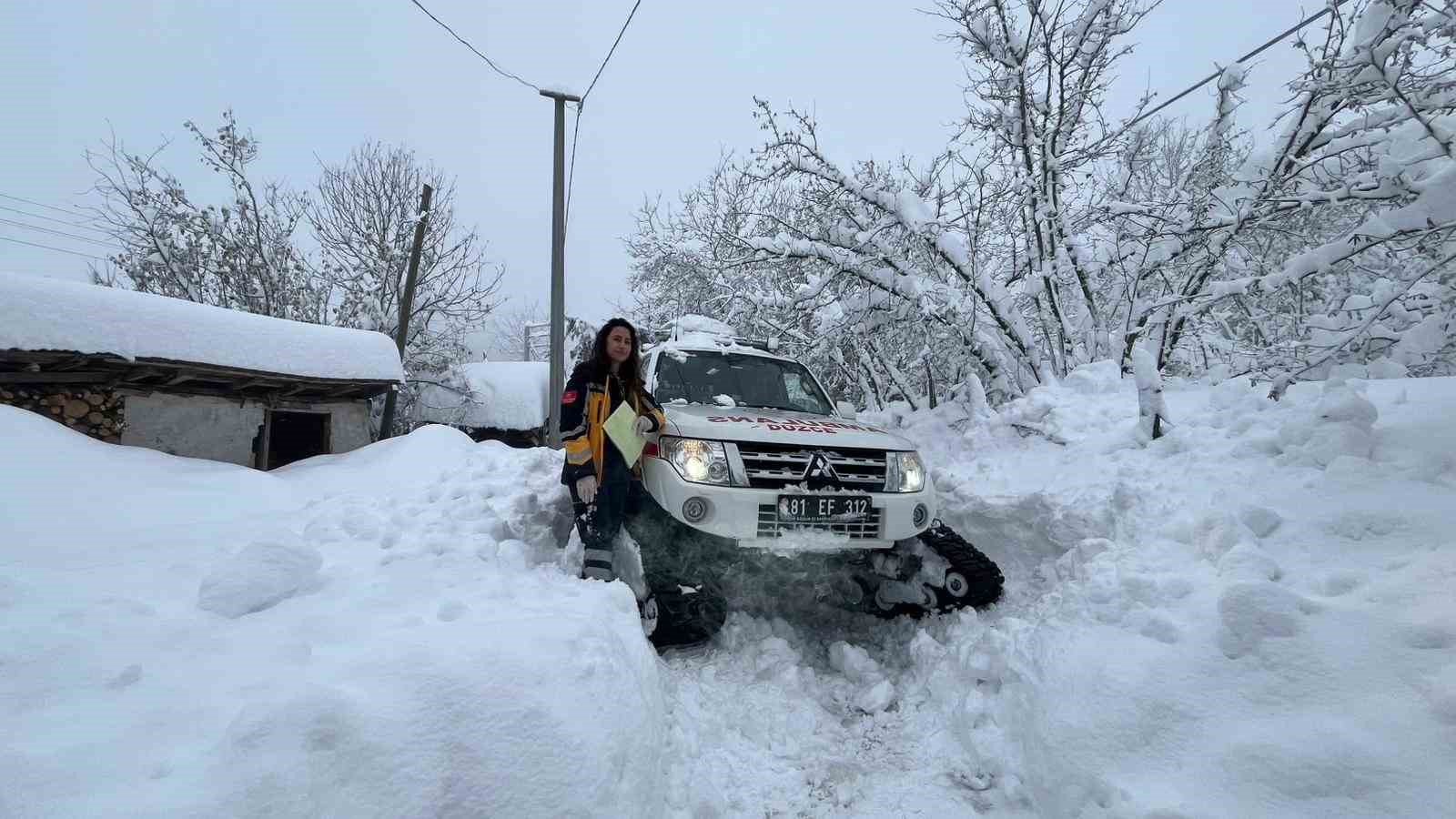D&uuml;zce&rsquo;de yaşlı hastaya paletli ambulans ulaştı
