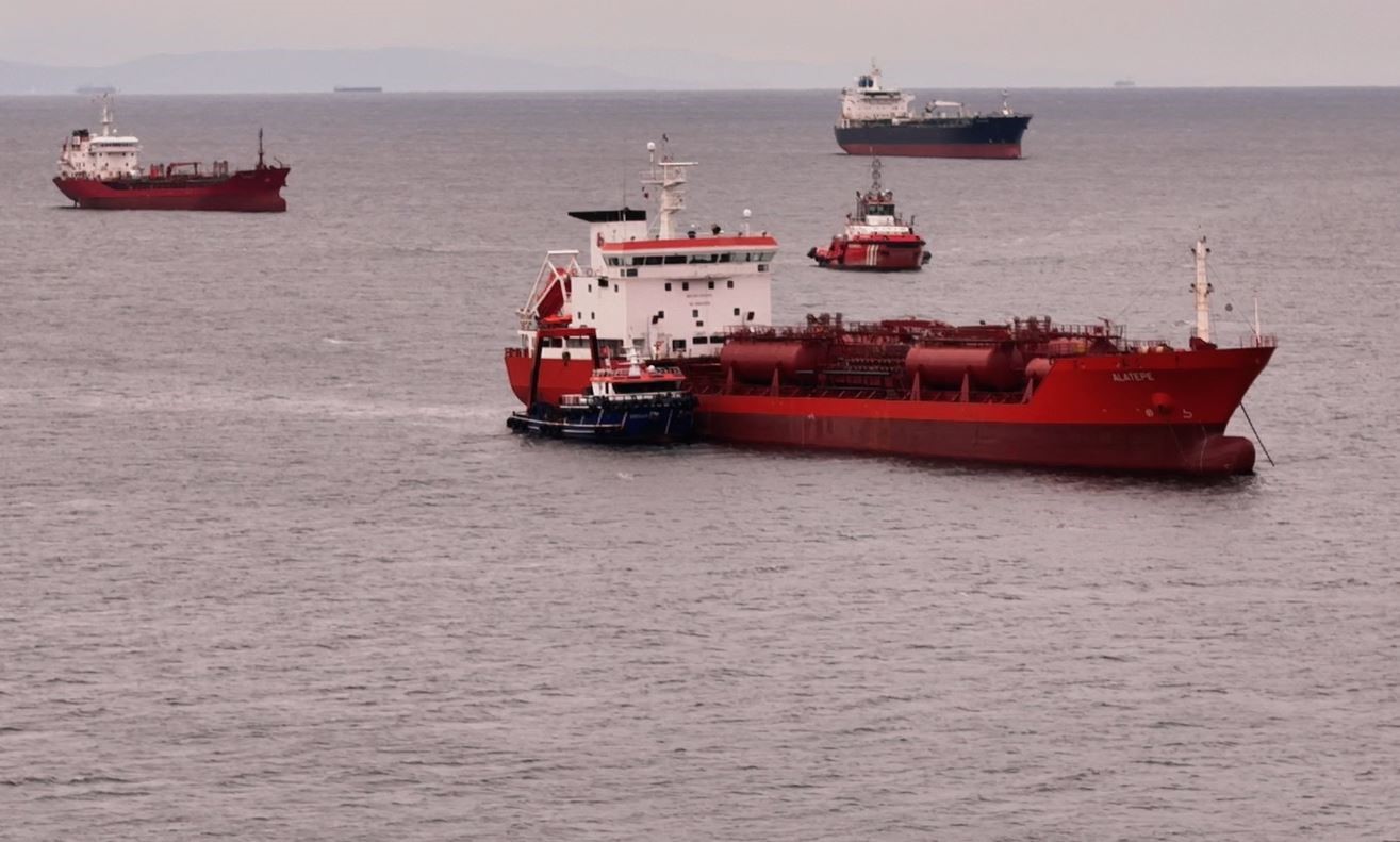 K&uuml;&ccedil;&uuml;k&ccedil;ekmece&rsquo;de Alatepe Tankeri i&ccedil;in kurtarma &ccedil;alışmaları başladı
