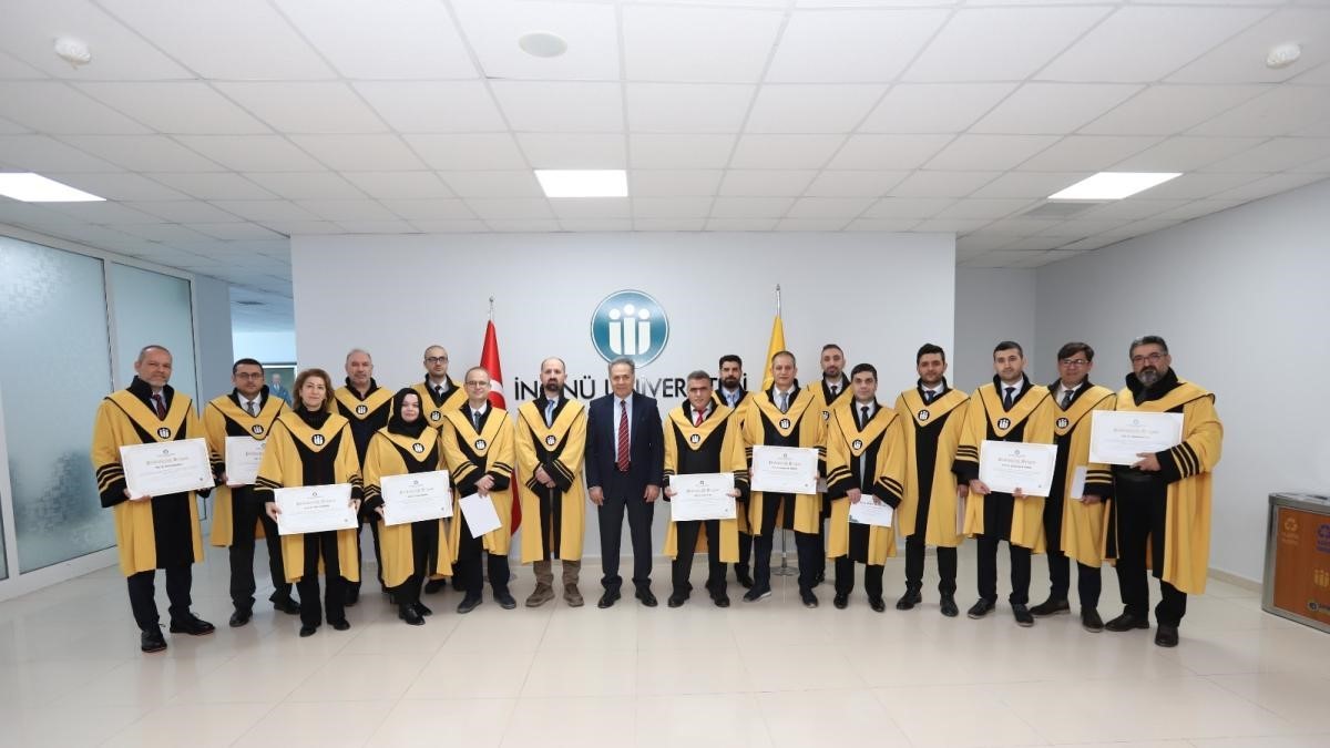 Rekt&ouml;r Akpolat unvanda y&uuml;kselen akademisyenlere c&uuml;bbelerini giydirdi
