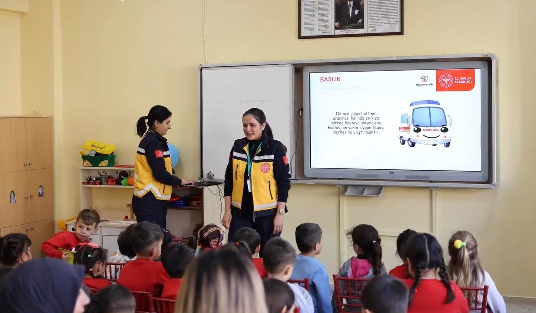 Demir&ouml;z&uuml;&rsquo;nde &ouml;ğrencilere sağlık eğitimi verildi acil sağlık hizmetlerinin &ouml;nemi anlatıldı
