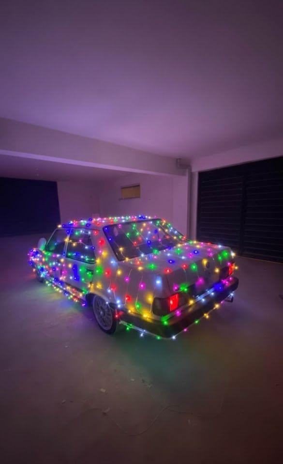 Yılın son g&uuml;n&uuml; arabasını ışıklarla kapladı
