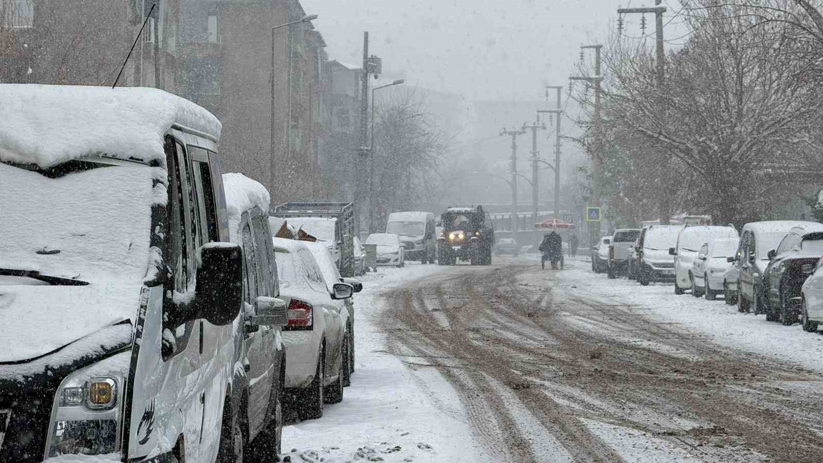 Diyarbakır&rsquo;da kar yağışı başladı
