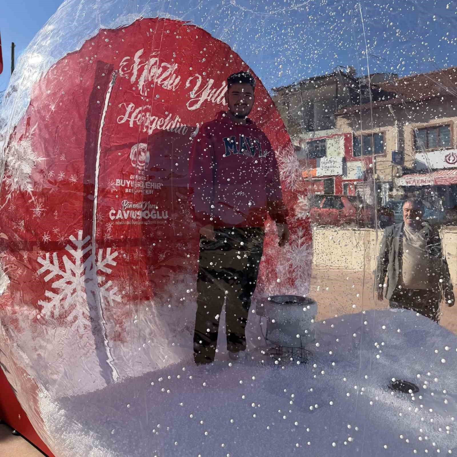 Beyağaçlılar yılbaşı hatıralarını dev kar küresiyle ölümsüzleşiyor
