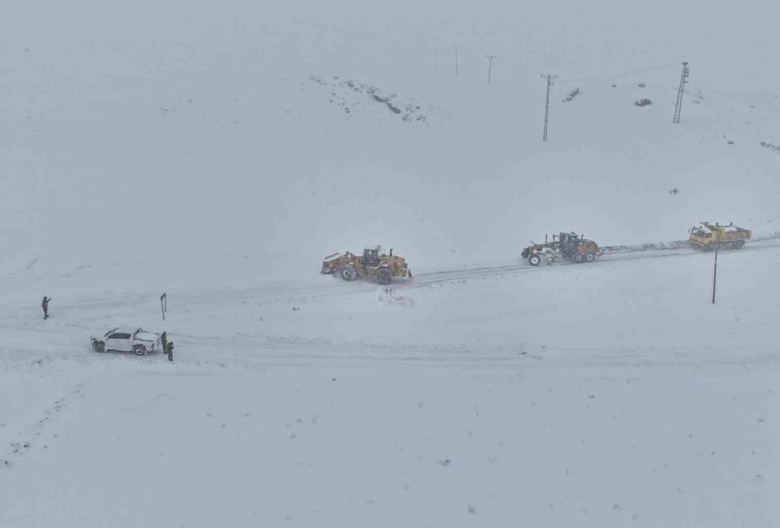 Van’da kardan dolayı kapanan 569 yolun 506’sı açıldı