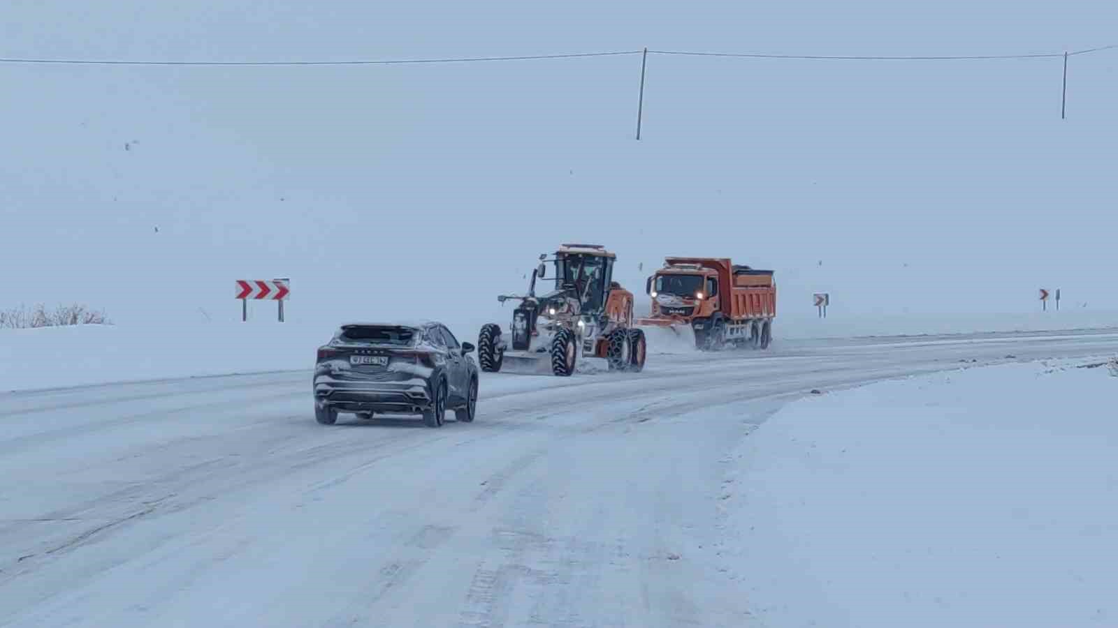 Van&rsquo;da kardan dolayı kapanan 569 yolun 506&rsquo;sı a&ccedil;ıldı
