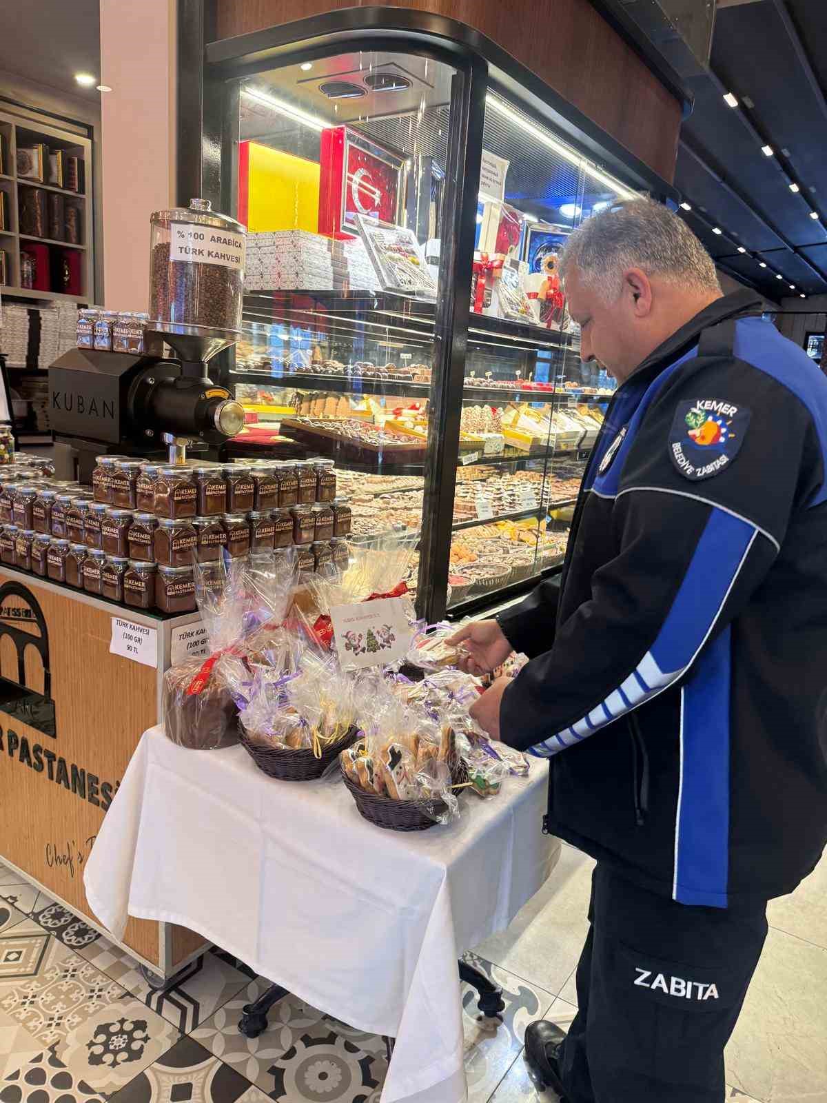 Kemer&rsquo;de zabıtadan yeni yıl &ouml;ncesi denetim
