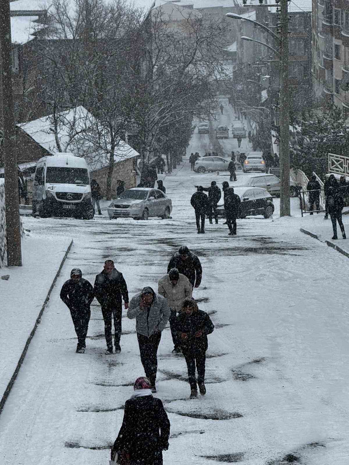 Gümüşhane’de buzlu yolda yokuş aşağı kayan araçlar kamerada
