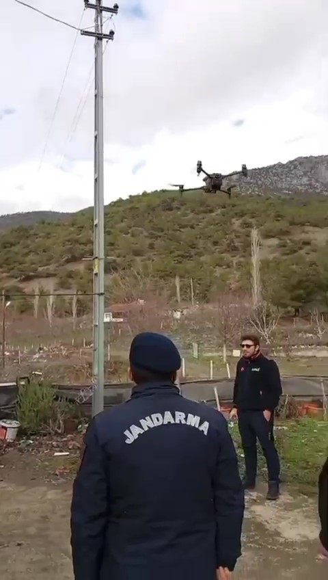 İneği kaybolan &ccedil;ift&ccedil;inin imdadına AFAD ve jandarma yetişti
