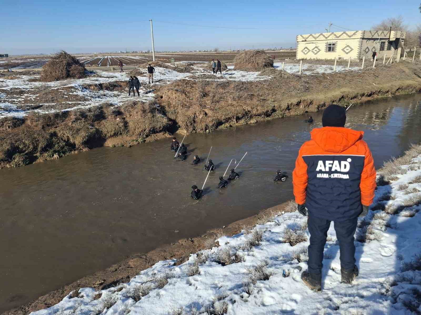 Sulama kanalında kaybolan s&uuml;r&uuml;c&uuml;y&uuml; arama &ccedil;alışmaları s&uuml;r&uuml;yor
