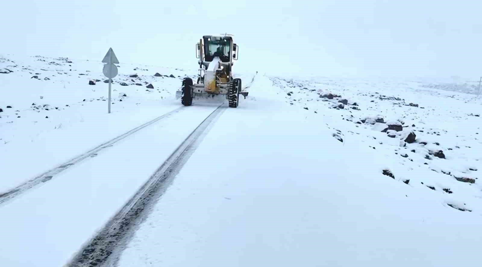 Şanlıurfa’da yoğun kar yağışı nedeniyle bazı yollar trafiğe kapatıldı
