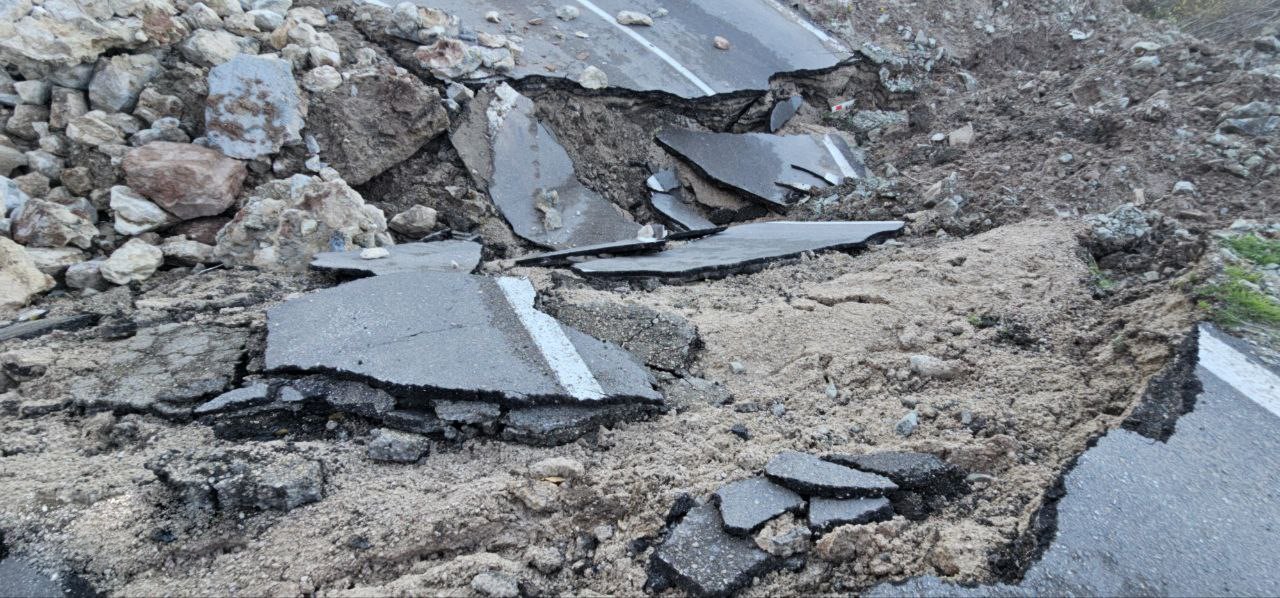 Dev dalgalar Cide-Bartın yoluna zarar verdi
