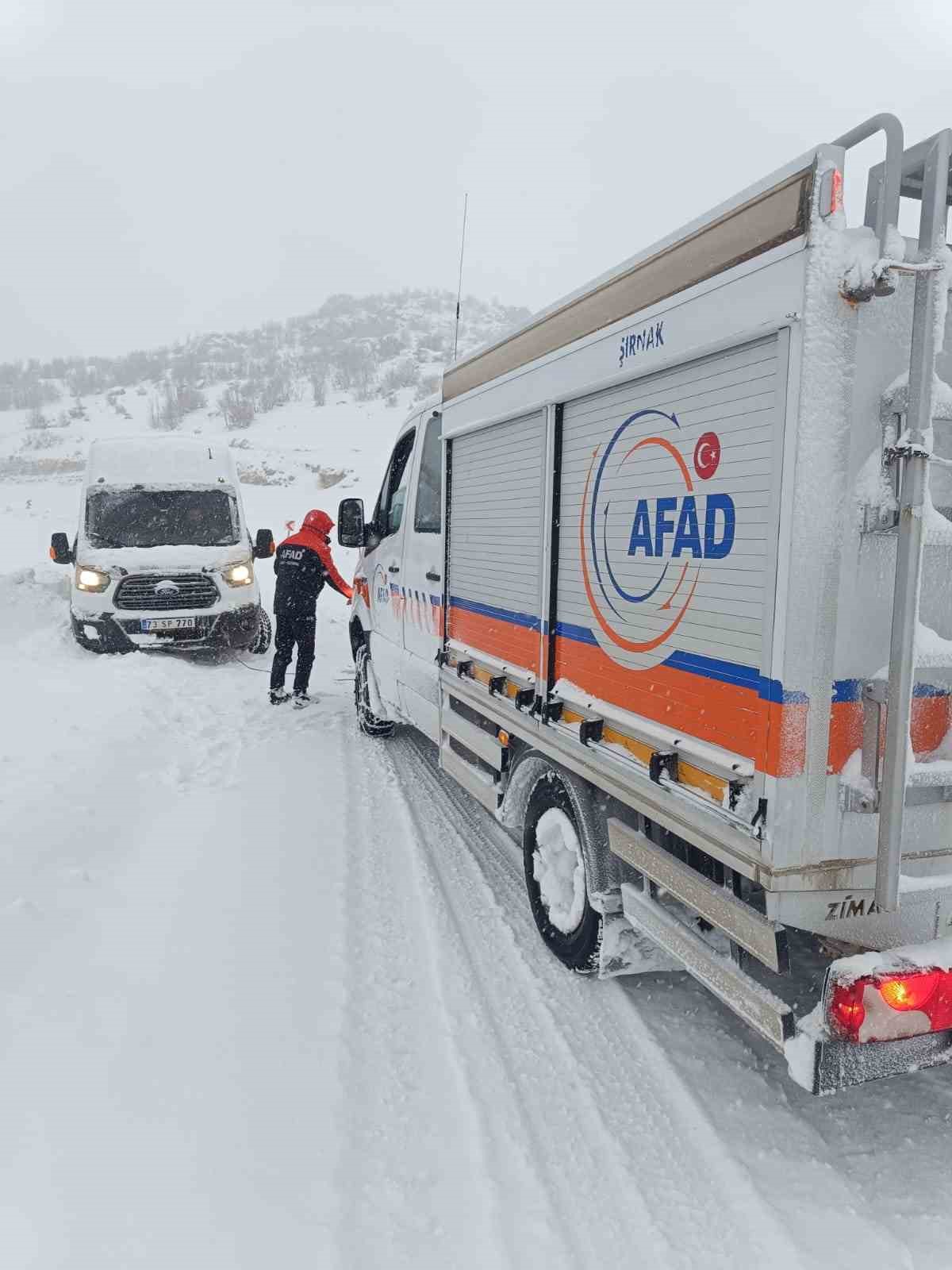 Şırnak&rsquo;ta yoğun kar alarmı: Kriz masası aktif, yollar i&ccedil;in seferberlik
