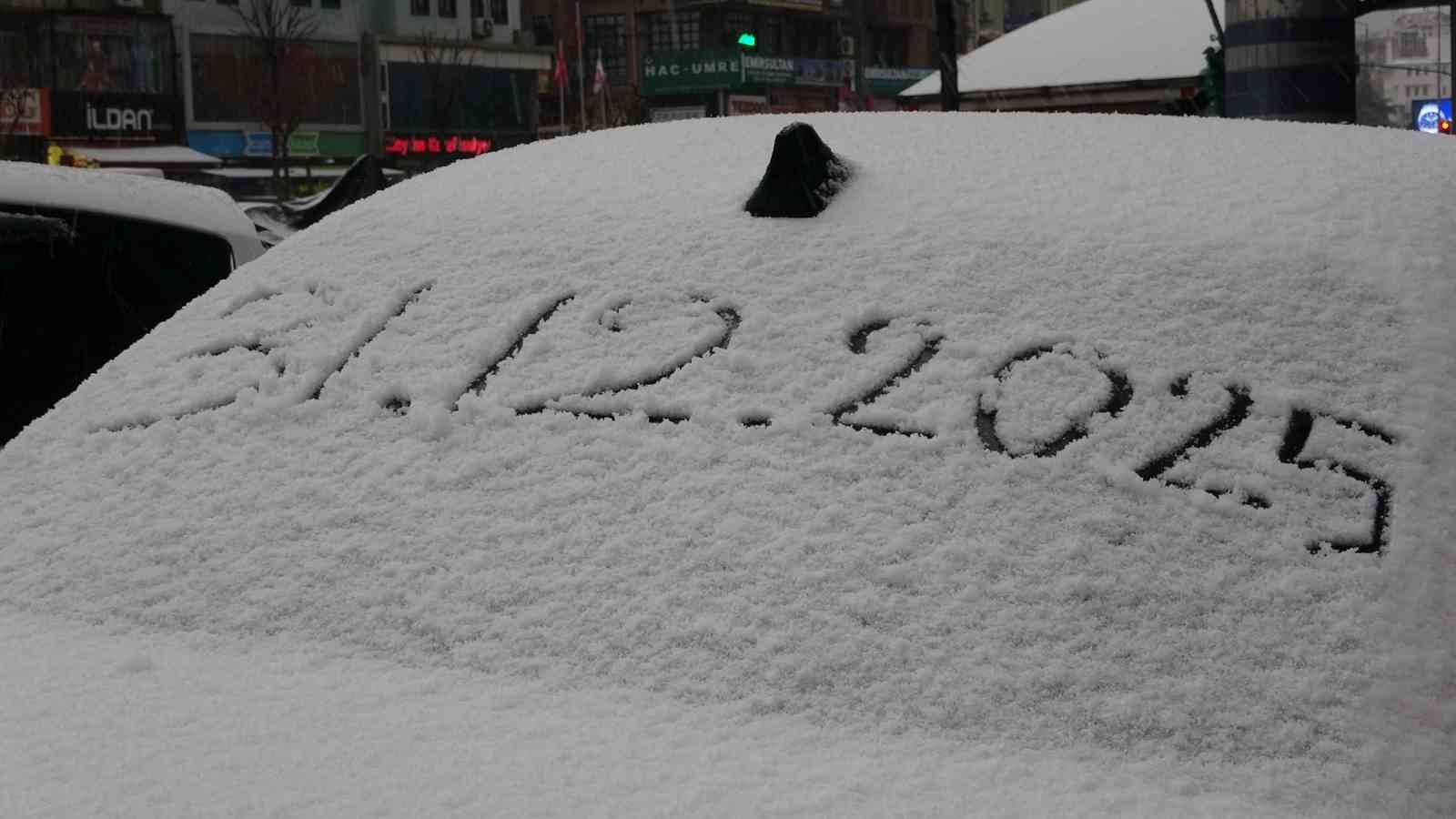 Bursa şehir merkezi de beyazlara b&uuml;r&uuml;nd&uuml;
