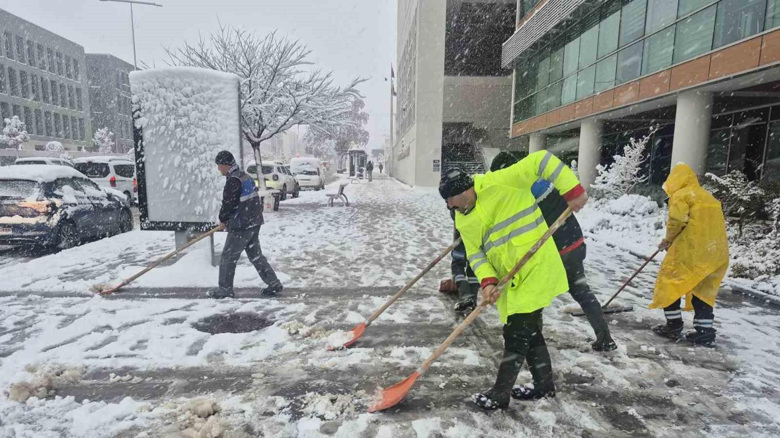 Kahramanmaraş’ta yaya yolları temizleniyor