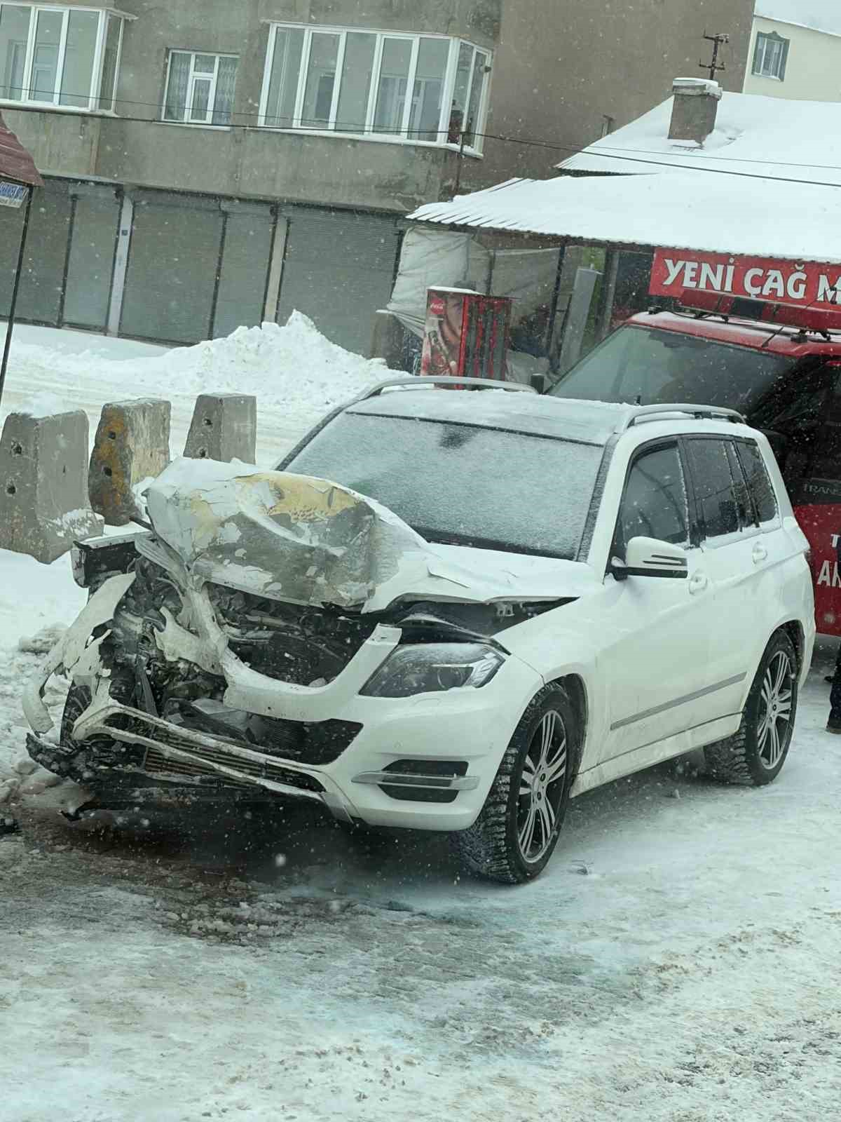 Tatvan Belediye Başkanının makam aracı kaza yaptı
