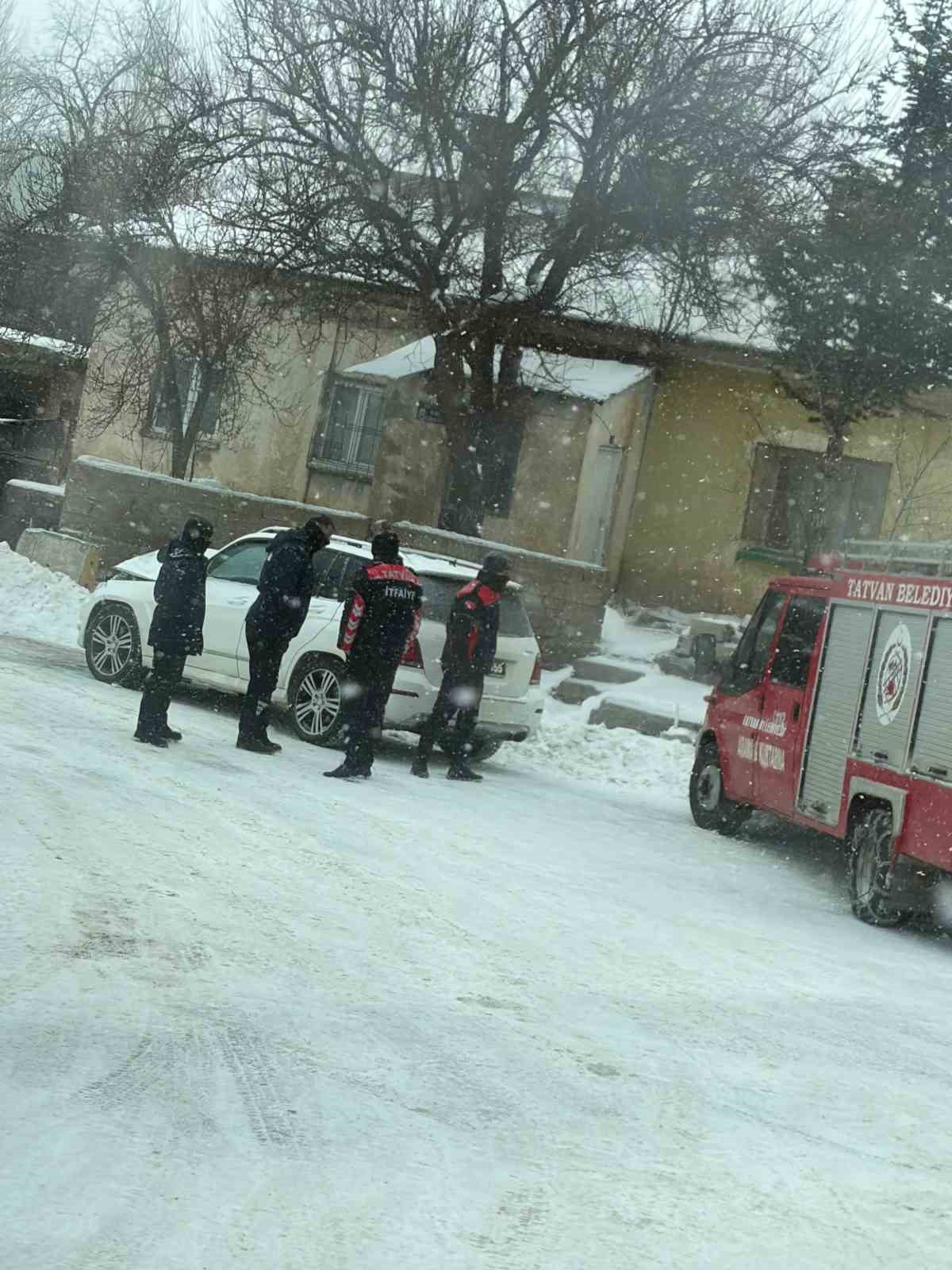 Tatvan Belediye Başkanının makam aracı kaza yaptı