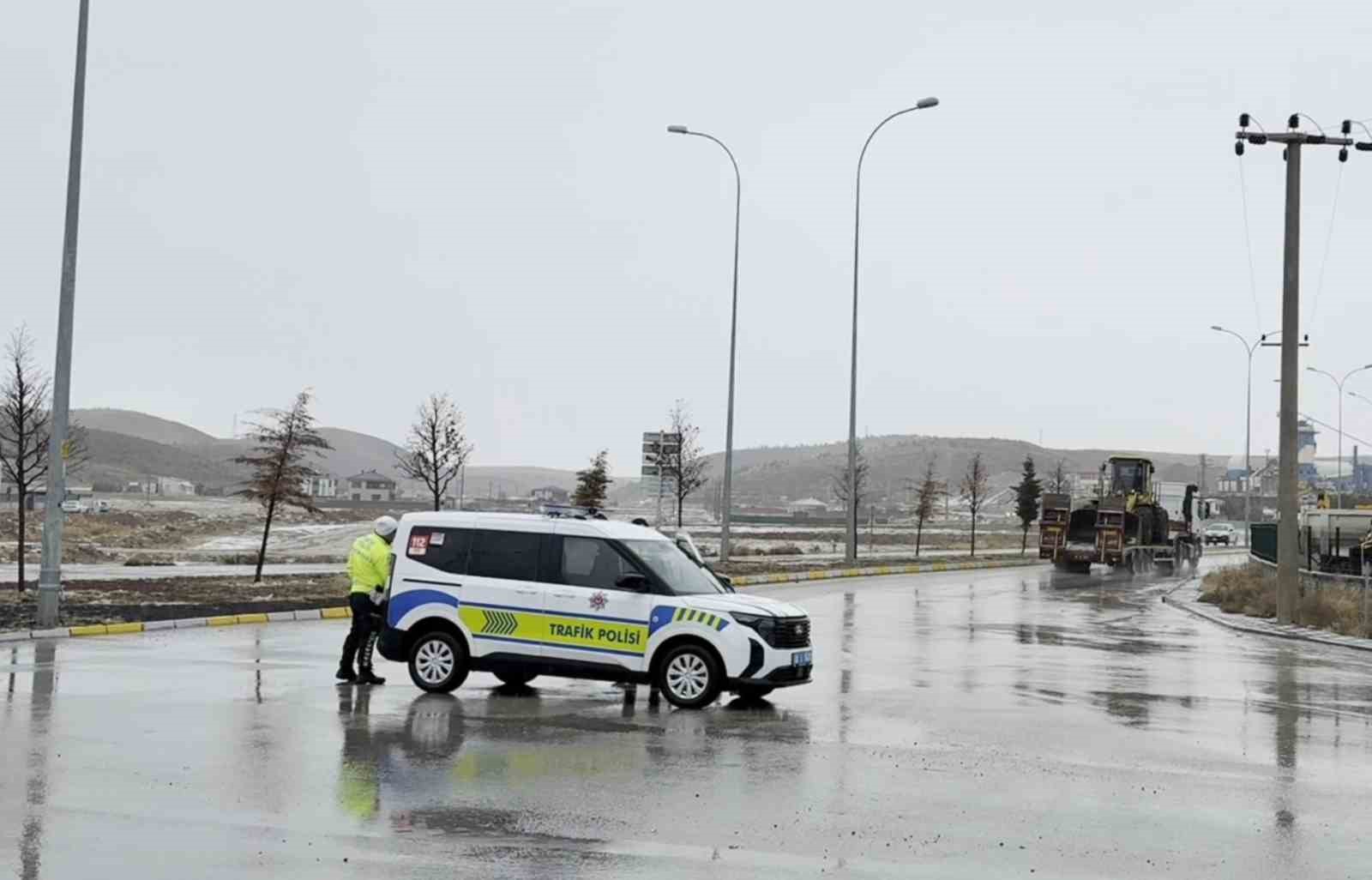 Aksaray’da Ortaköy yolu yoğun kar yağışı nedeniyle ulaşıma kapatıldı