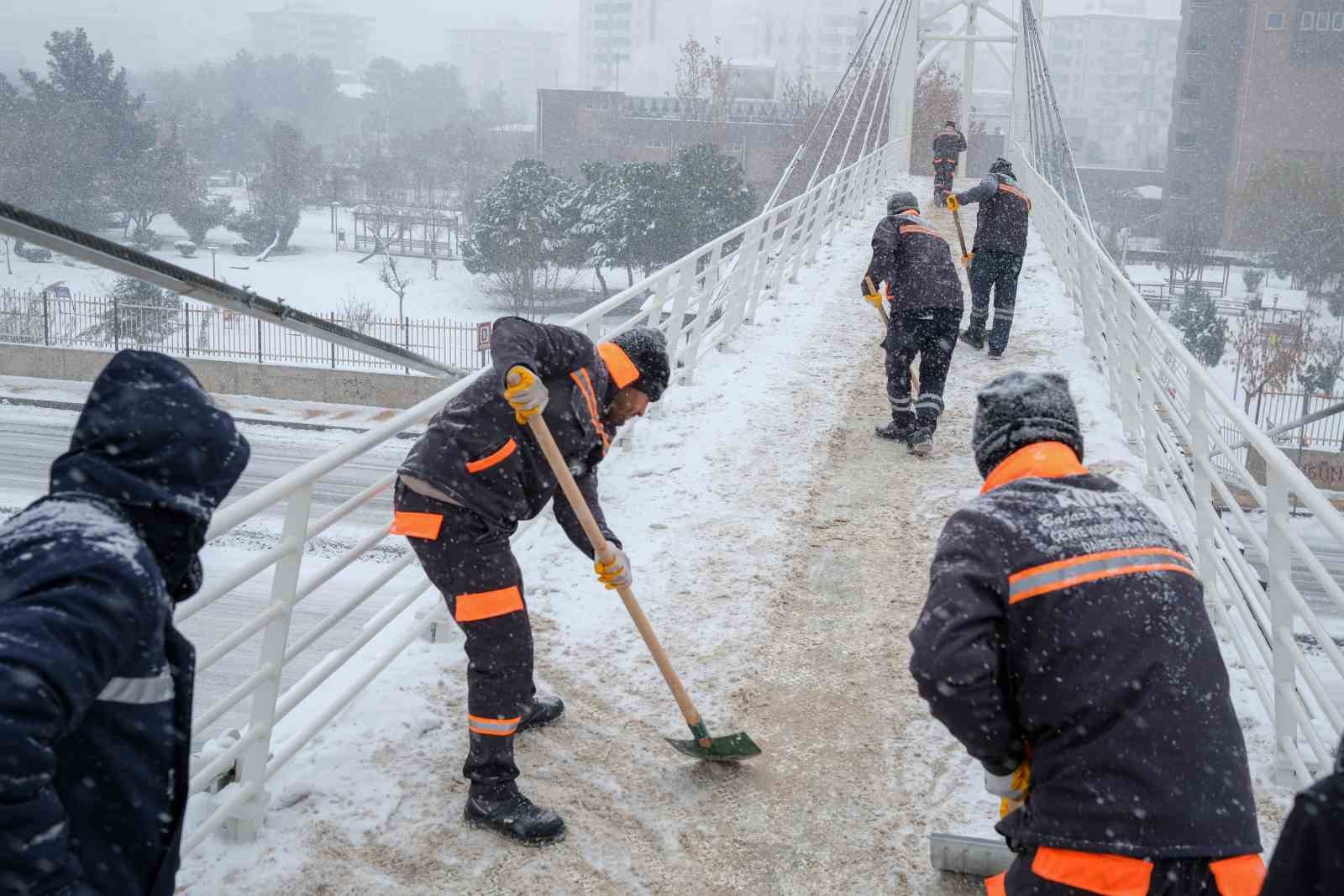 Diyarbakır’da kar ve buzlanmaya karşı 850 personel sahada çalışıyor