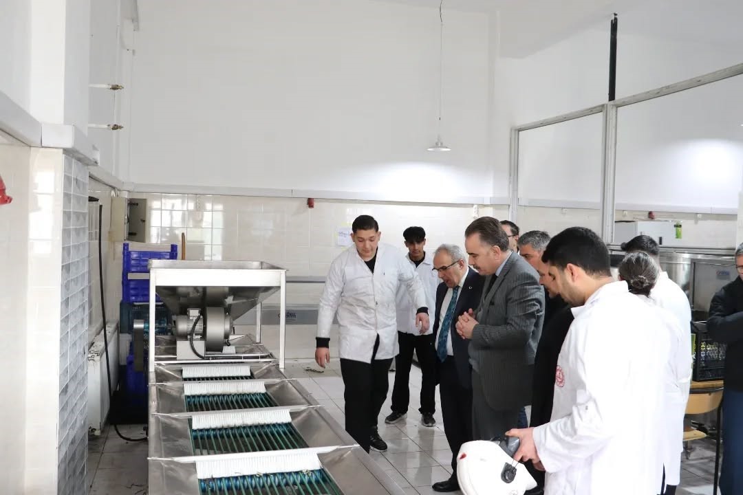 Kaymakam Odabaş meslek lisesindeki üretim alanlarını inceledi
