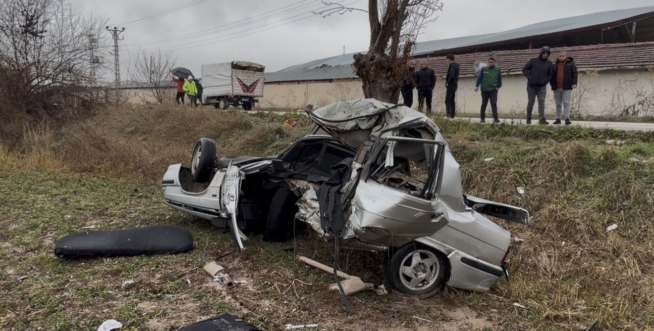Tokat’ta feci kaza: İkiye ayrılan otomobil sürücüsü ağır yaralandı