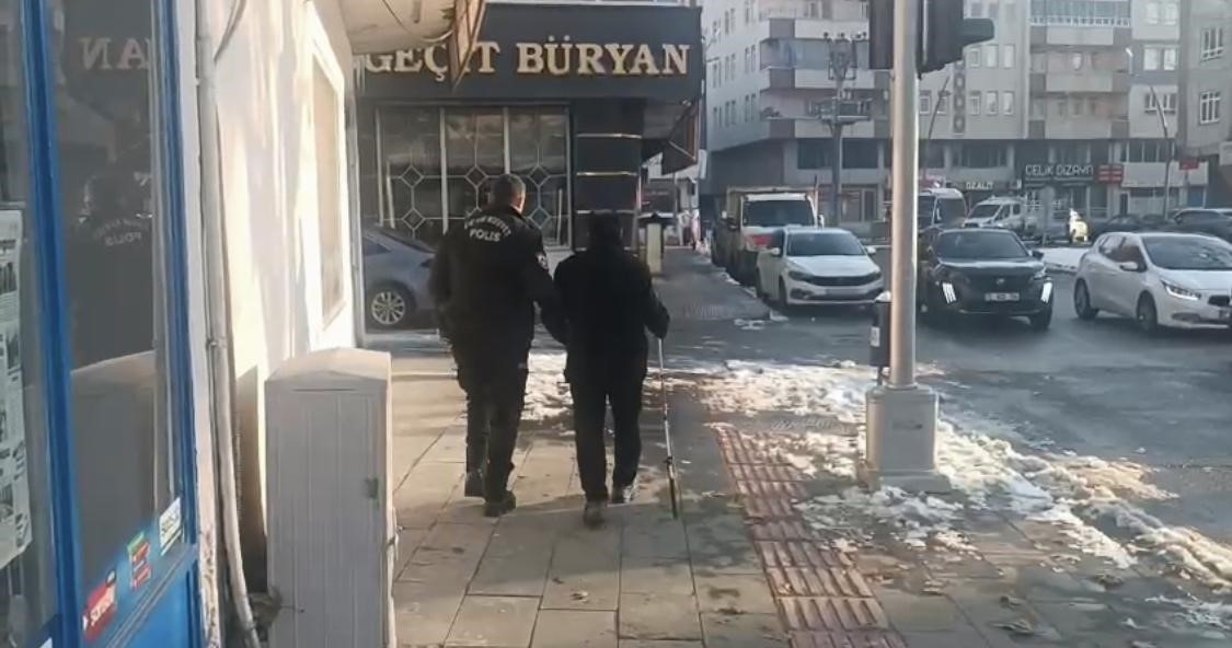 Batman polisinden &ouml;rnek davranış
