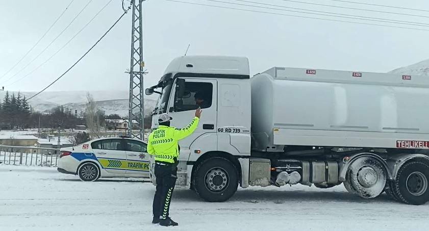 Sivas’ta etkili olan kar ulaşımda aksamalara neden oldu